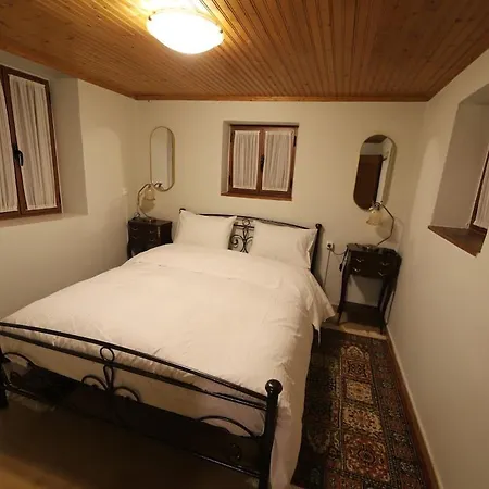 Alexandra Apartment *